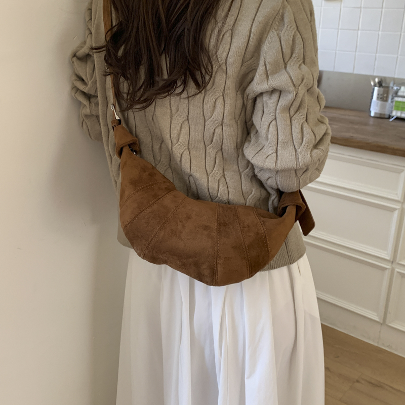 韩国小众设计通勤包包女2025新款秋冬麂皮绒牛角包复古百搭斜挎包