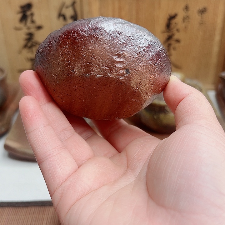 备前烧，森风吉手捻盏杯，