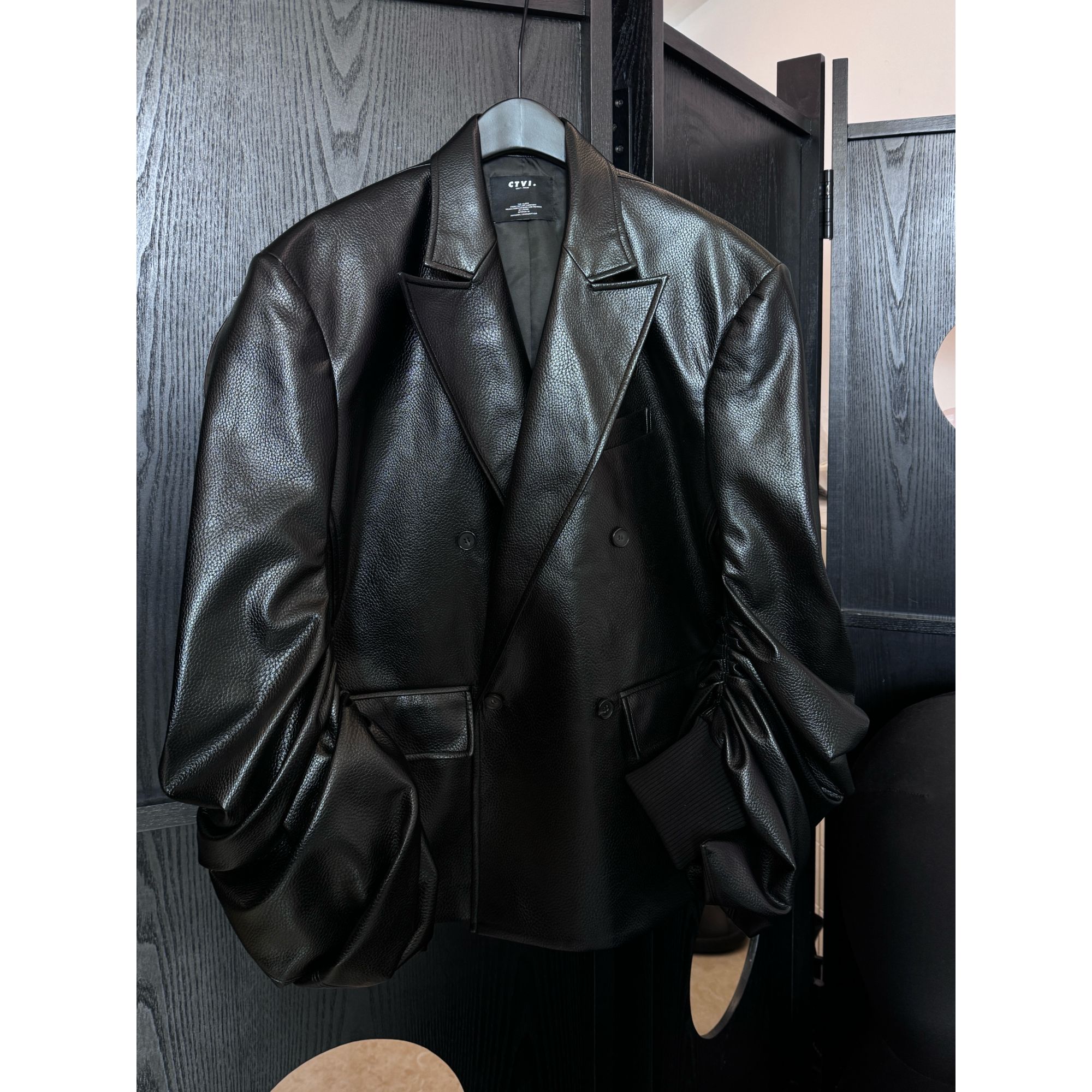 立裁抽褶袖皮西装外套皮夹克女款