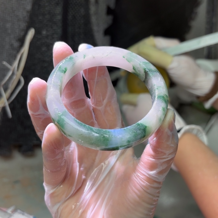 出***染石英质玉未镶嵌手镯定制