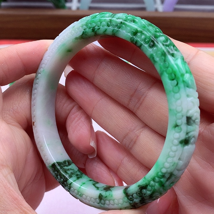翡翠手镯未镶嵌翡翠