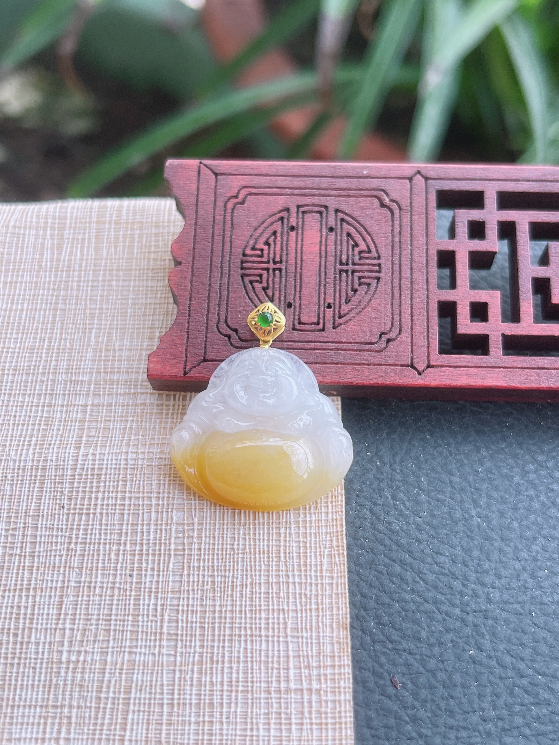 天然缅甸翡翠A货.水润细腻金色黄翡佛公吊坠.尺寸22.4-25-5.2