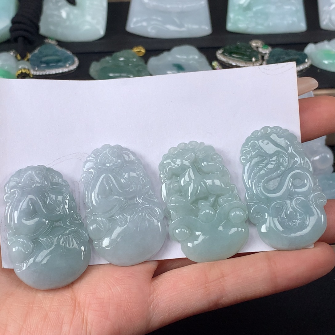 翡翠未镶嵌颈饰生肖