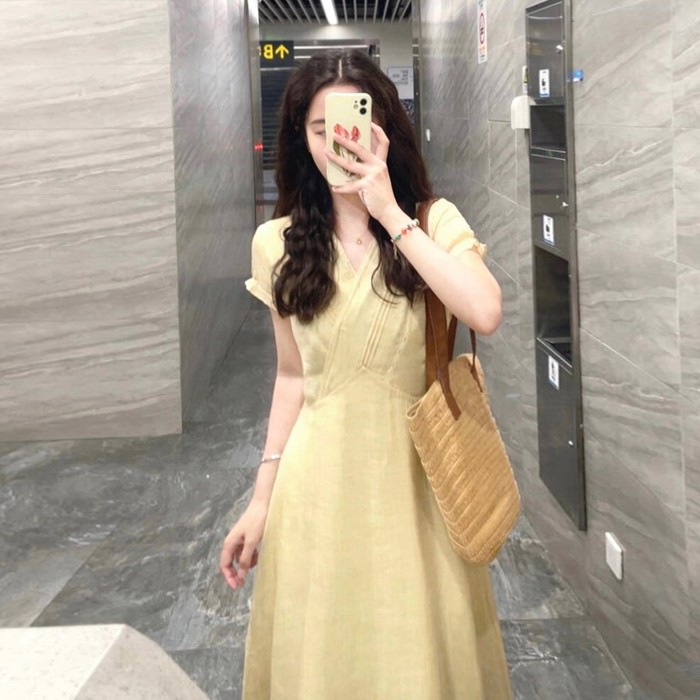 法式黄色v领短袖连衣裙子女夏季2025新款温柔风轻熟气质收腰长裙