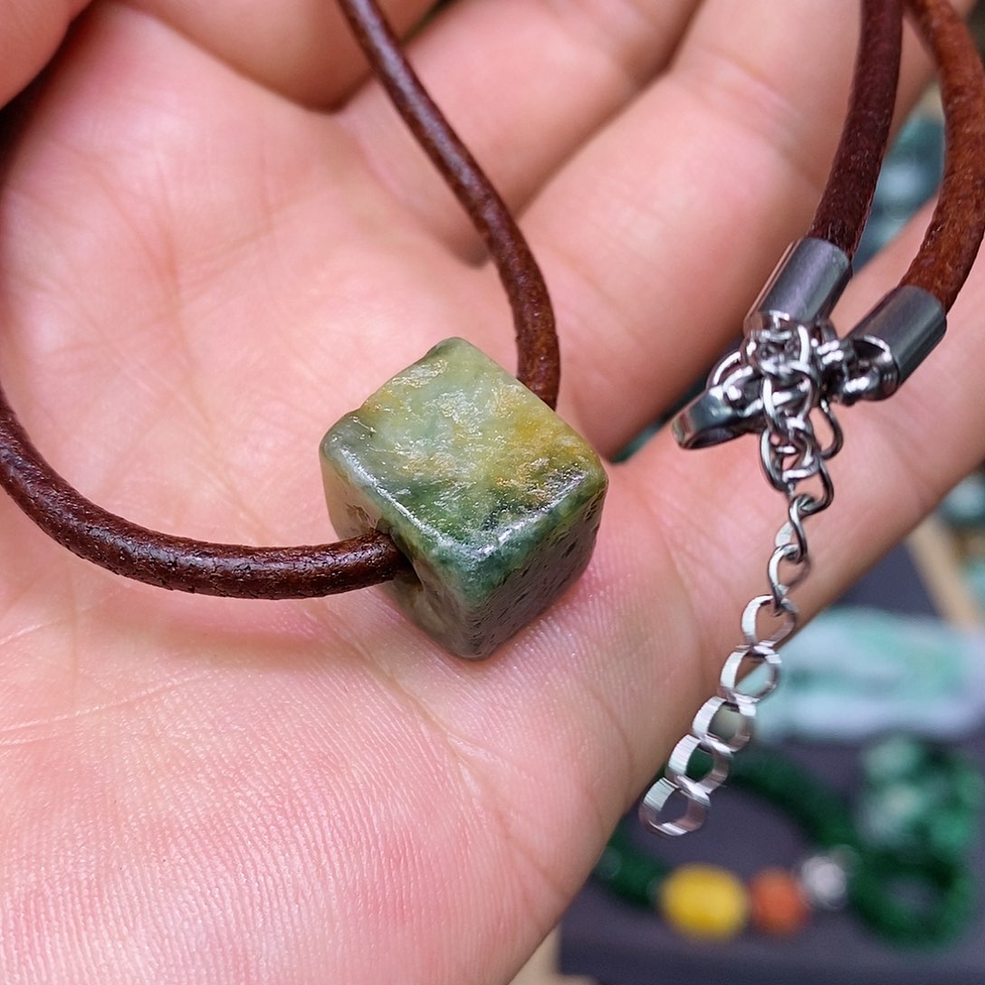 翡翠未镶嵌颈饰漂亮美眉