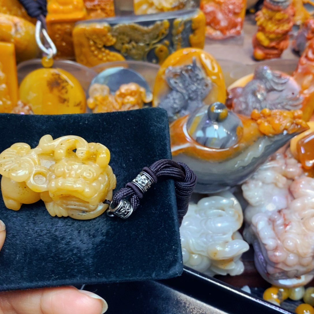 未镶嵌石英质玉（黄龙玉）颈饰