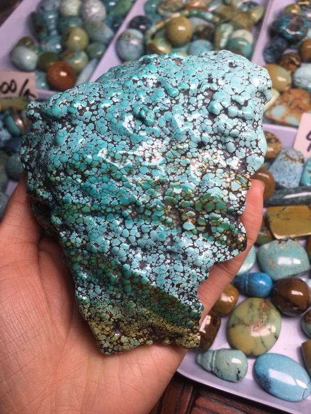 原矿绿松石特色水波纹随性摆件 克重553.7 克价40