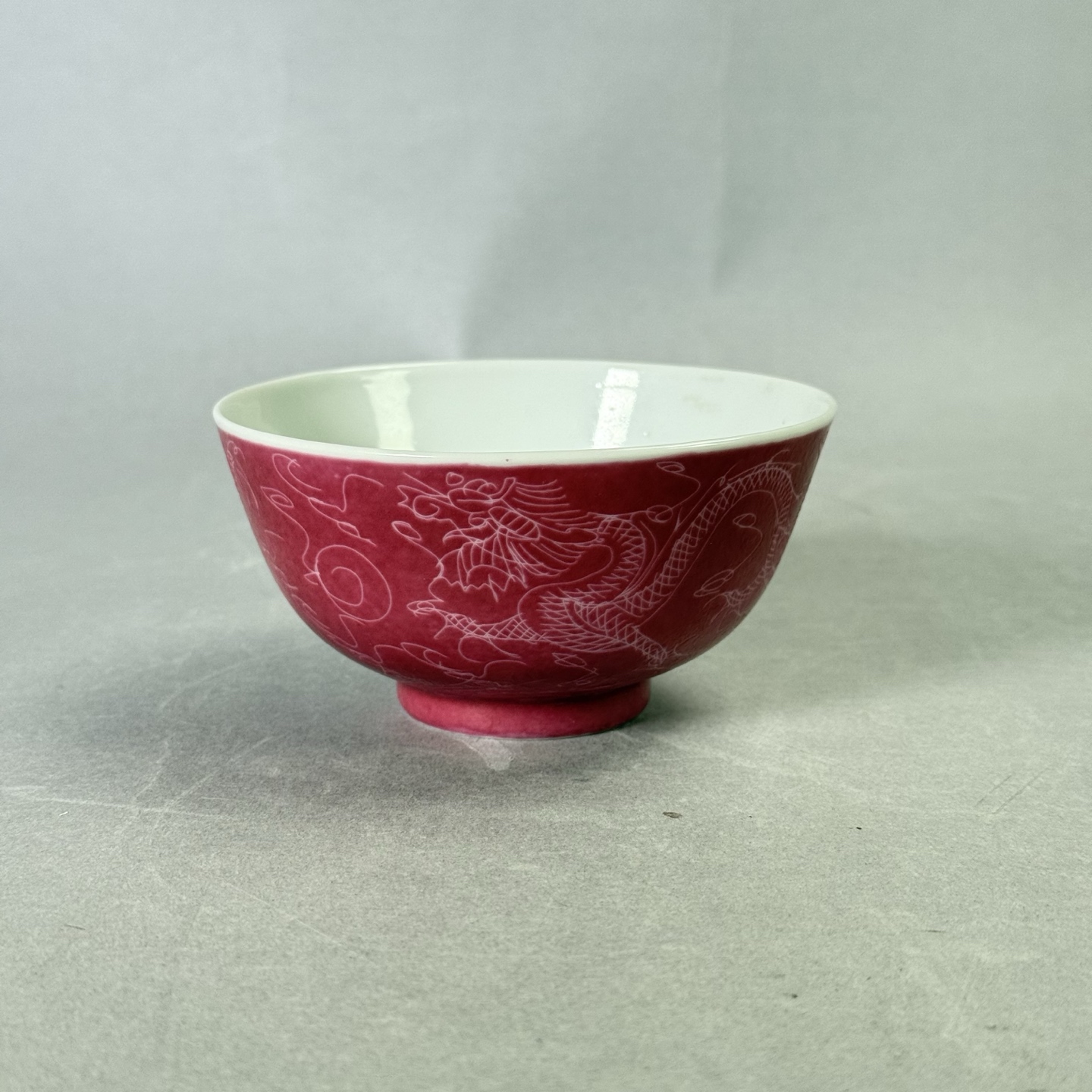 A02072民国胭脂红釉轧道龙纹碗