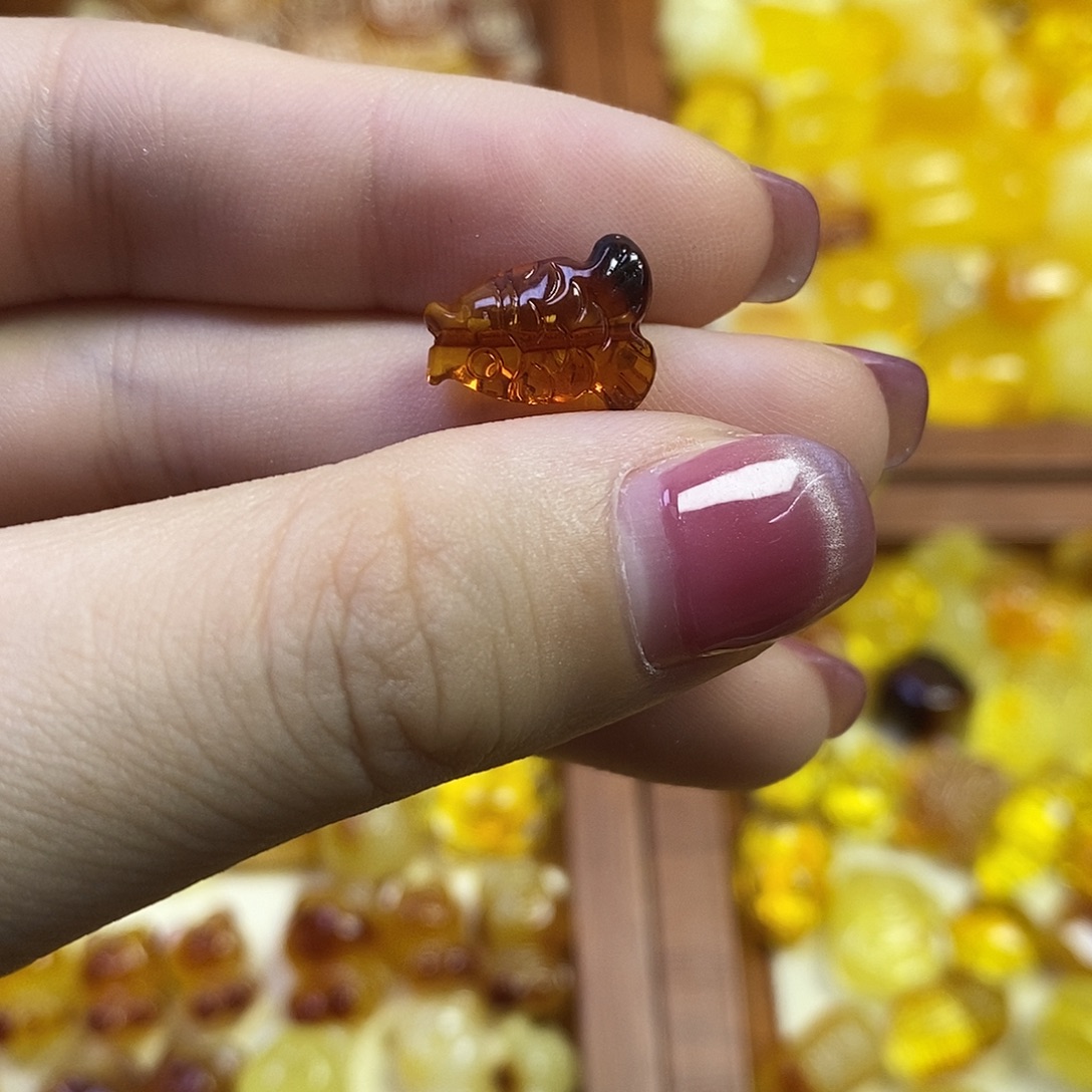 吊坠橄榄核花珀小鱼