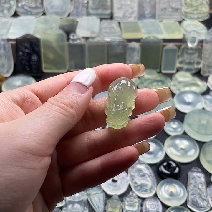 岫玉未镶嵌颈饰貔貅