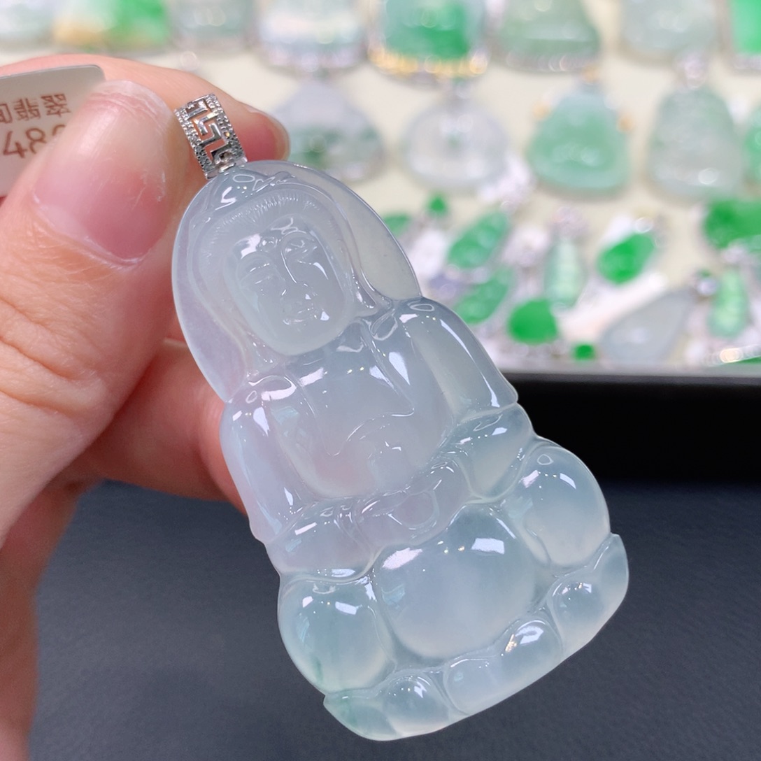 大***立翡翠18K金镶嵌颈饰