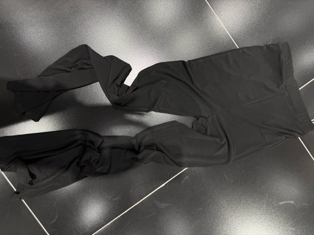 黑色超薄贴身喇叭裤