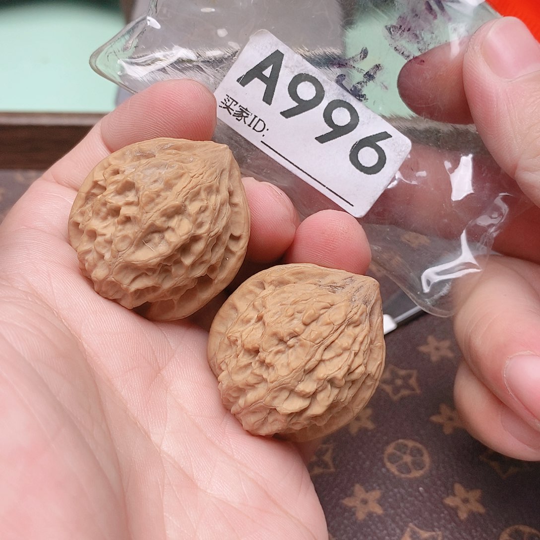 把件文玩核桃金牛34尺。     