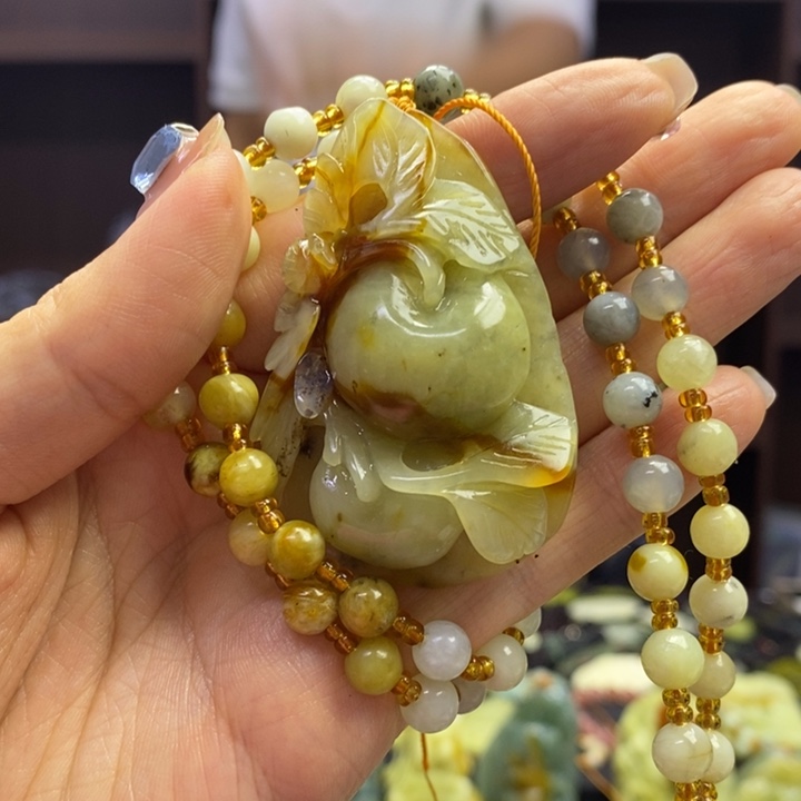 蛇纹石玉未镶嵌颈饰