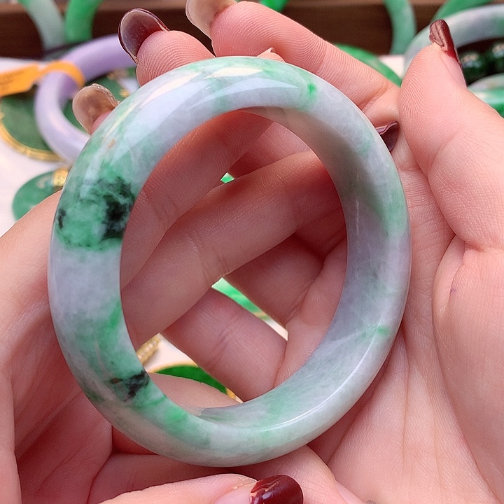 翡翠手镯未镶嵌翡翠