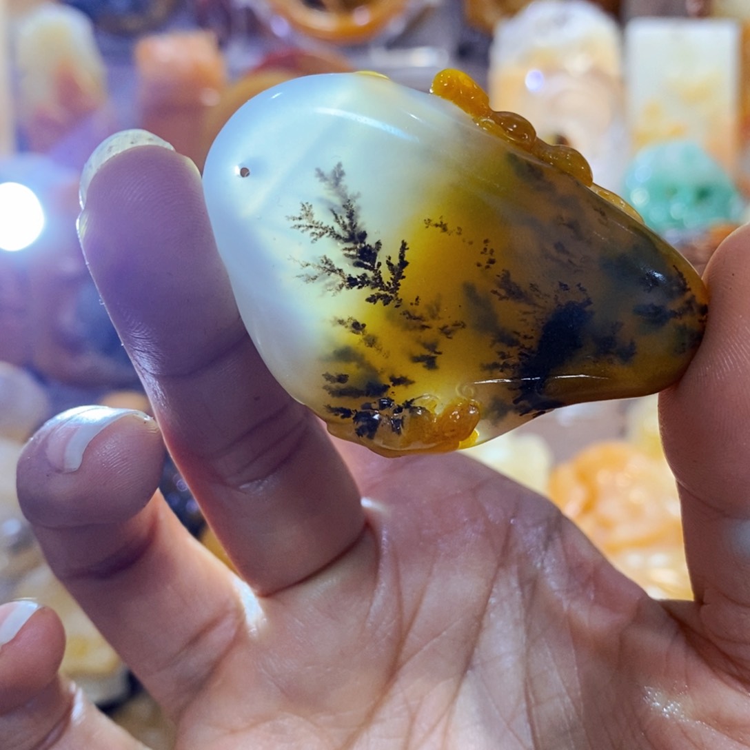 石英质玉（黄龙玉）颈饰未镶嵌