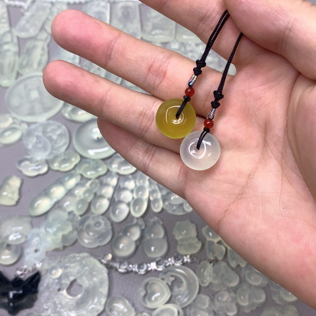 蛇纹石玉颈饰未镶嵌