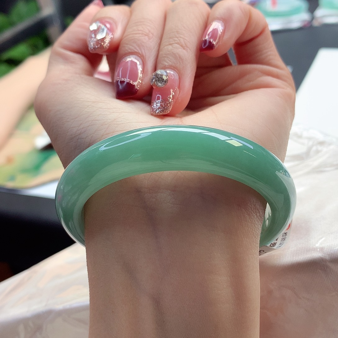 翡翠手镯未镶嵌55-56圈口青黛绿强推