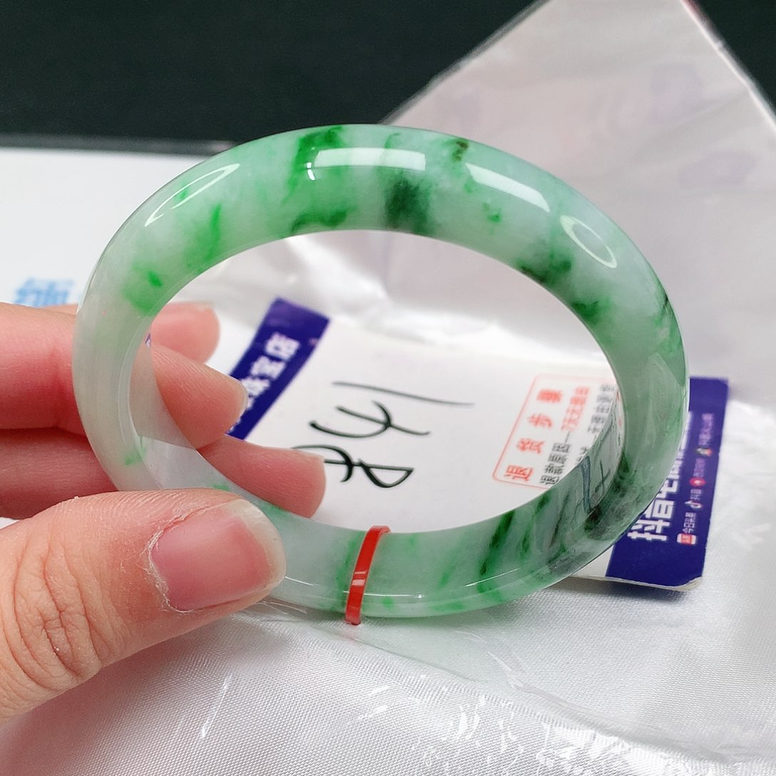 翡翠手镯未镶嵌翡翠