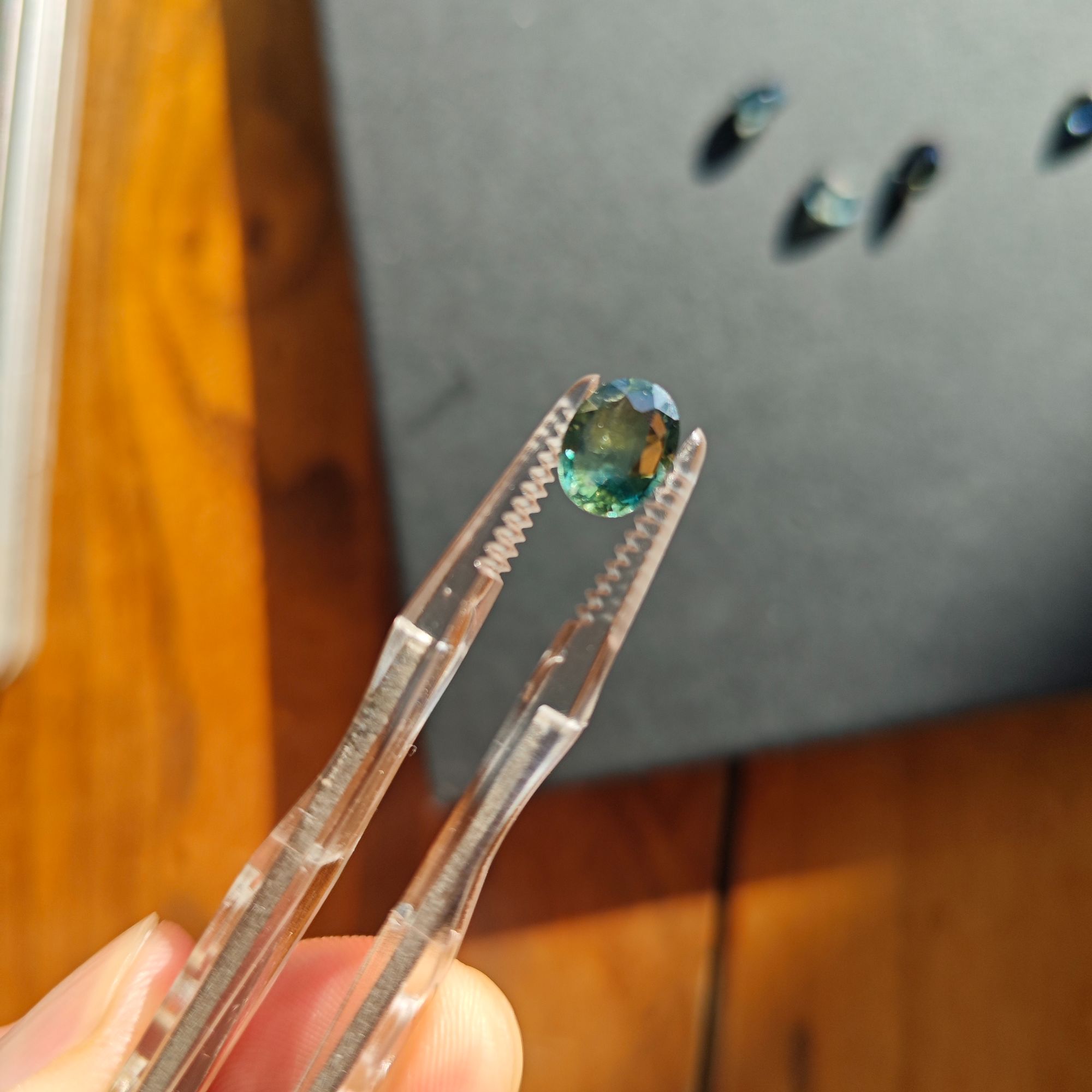 天然浅绿色蓝宝石