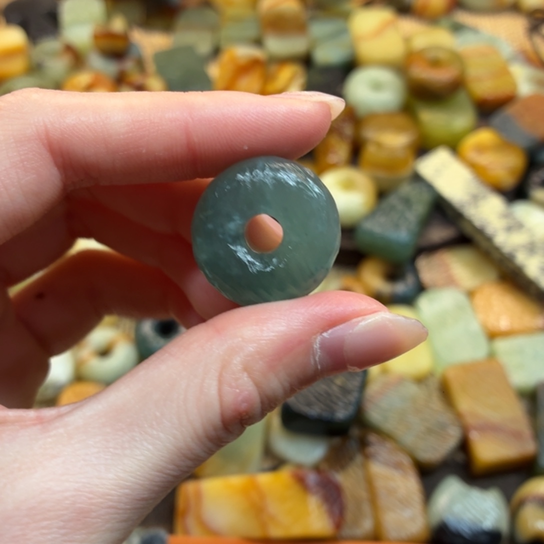 芝****蛇纹石玉未镶嵌颈饰