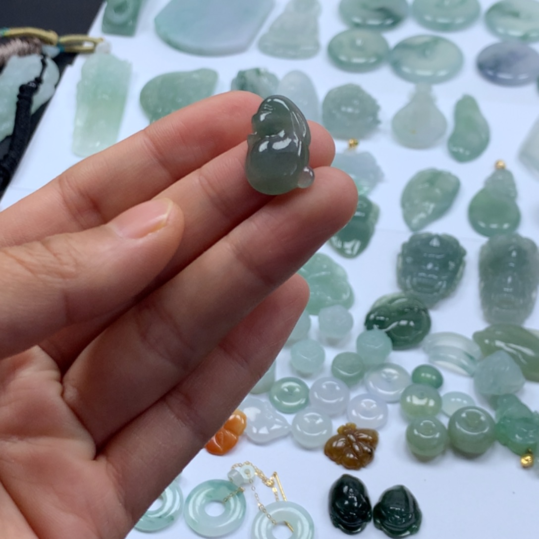 翡翠颈饰未镶嵌兔子