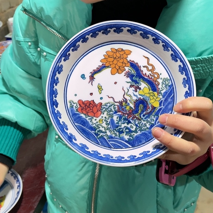 瓷片////////直径19厘米。红。