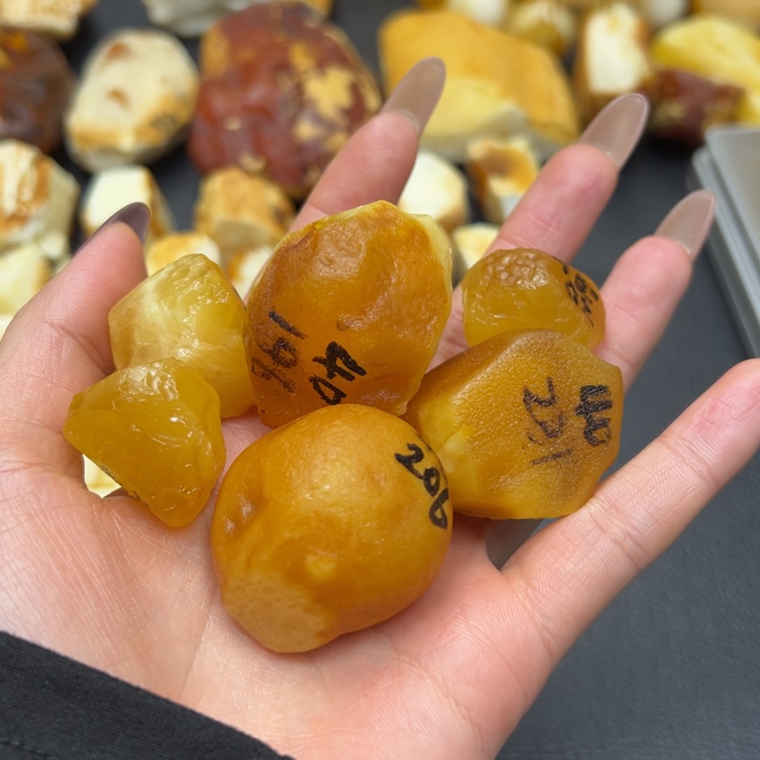 定制琥珀未镶嵌六**?蜜蜡