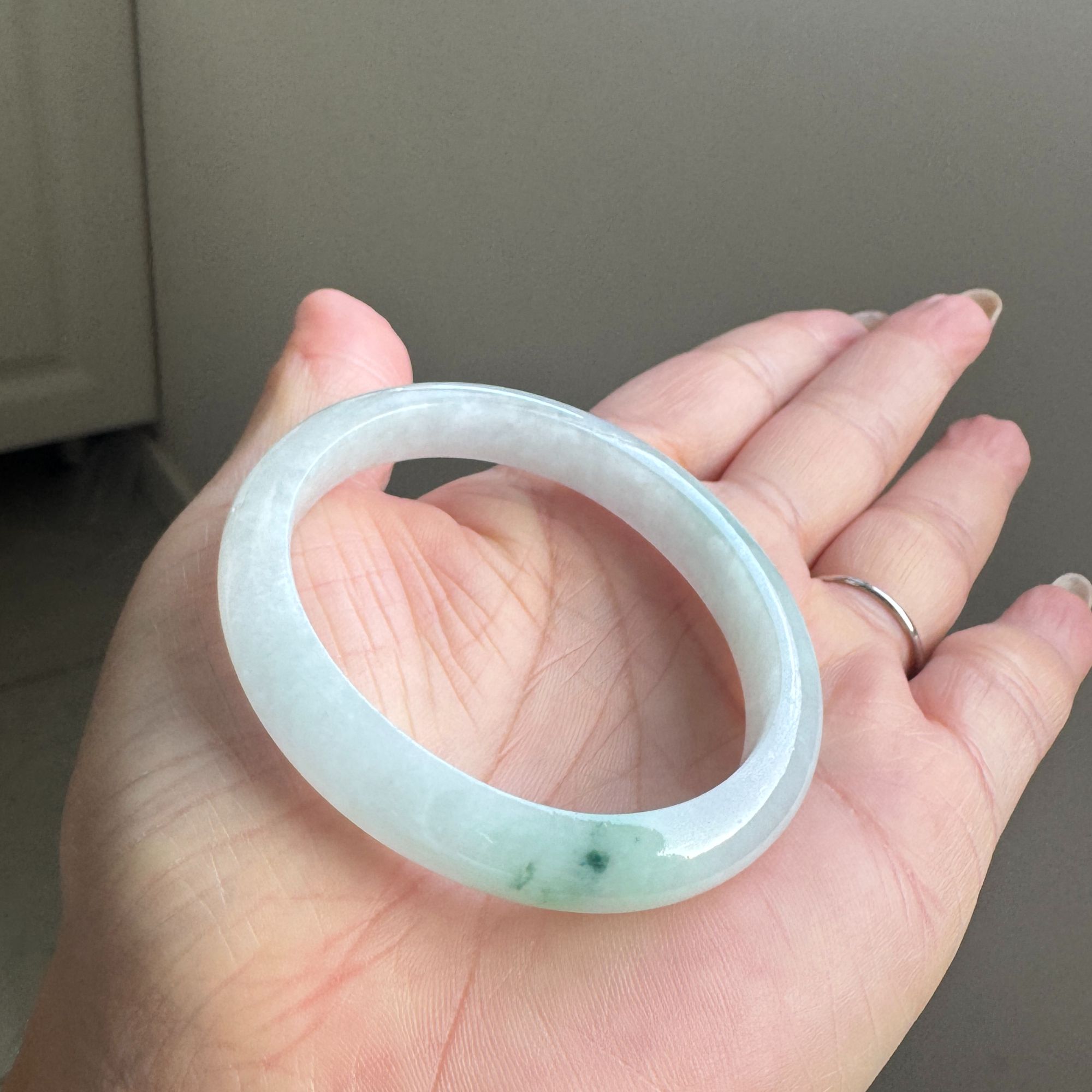 52贵妃镯老坑老料糯化白底青飘花缅甸A货翡翠手镯送证书D983