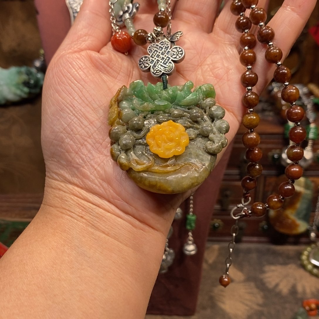 翡翠吊坠(赠链)未镶嵌