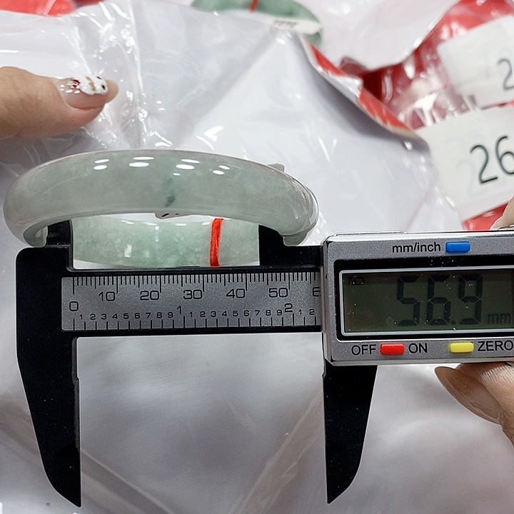 翡翠手镯未镶嵌33。 