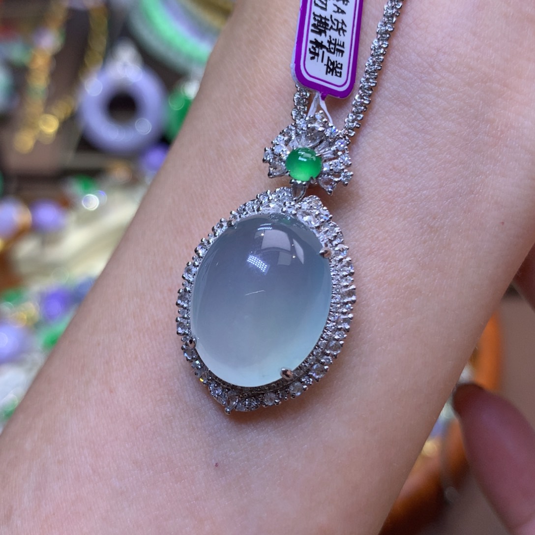 翡翠18K金镶嵌颈饰