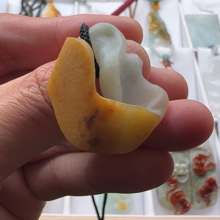 翡翠颈饰未镶嵌特色俏雕莫比乌斯环挂件