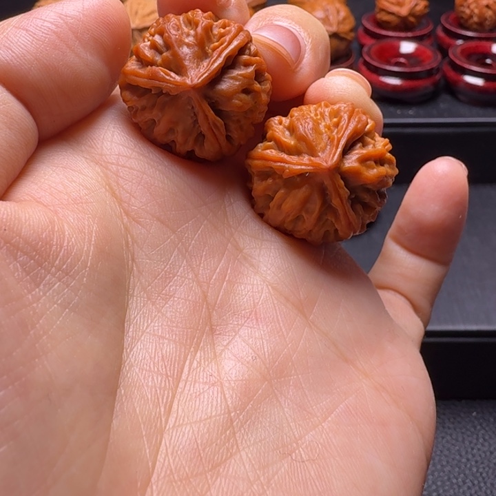 蓝****文玩核桃吊坠满天星小三棱