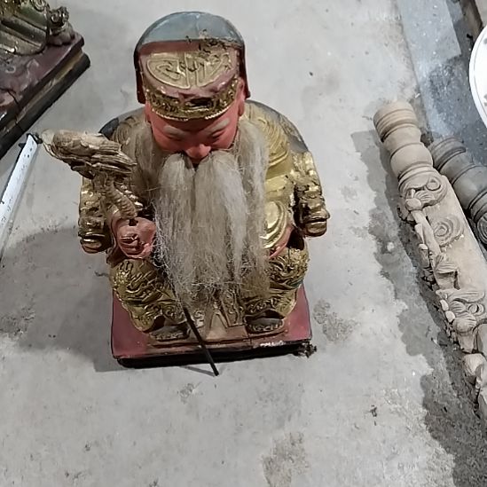 扫***僧黄色的装饰品摆件的