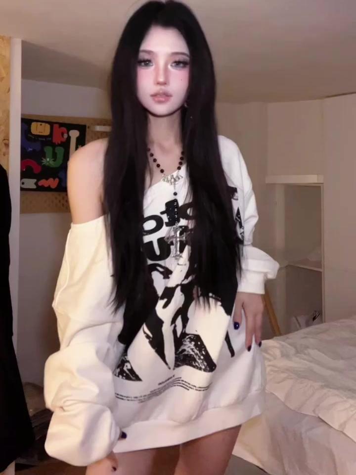 美式辣妹印花斜肩长袖卫衣女秋季慵懒风宽松休闲百搭套头露肩上衣