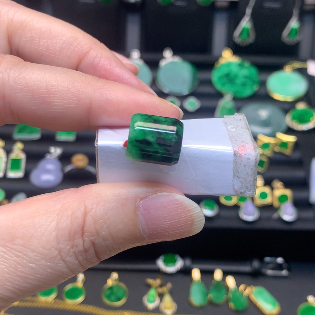 翡翠未镶嵌颈饰有纹裂