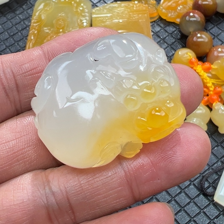 石英质玉（黄龙玉）颈饰未镶嵌