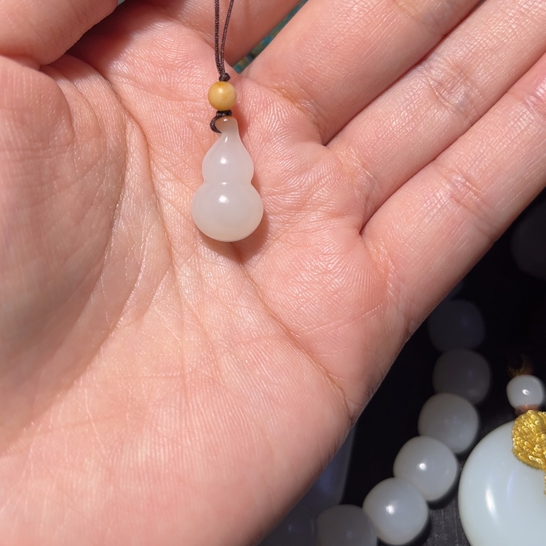 黑***子和田玉未镶嵌颈饰