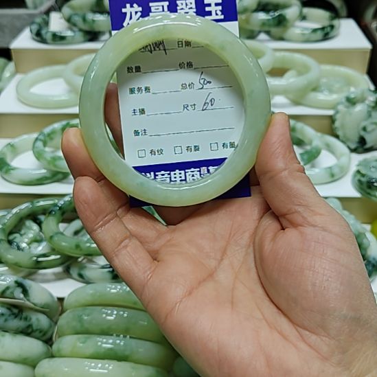 萌***生透闪石-蛇纹石玉未镶嵌手镯