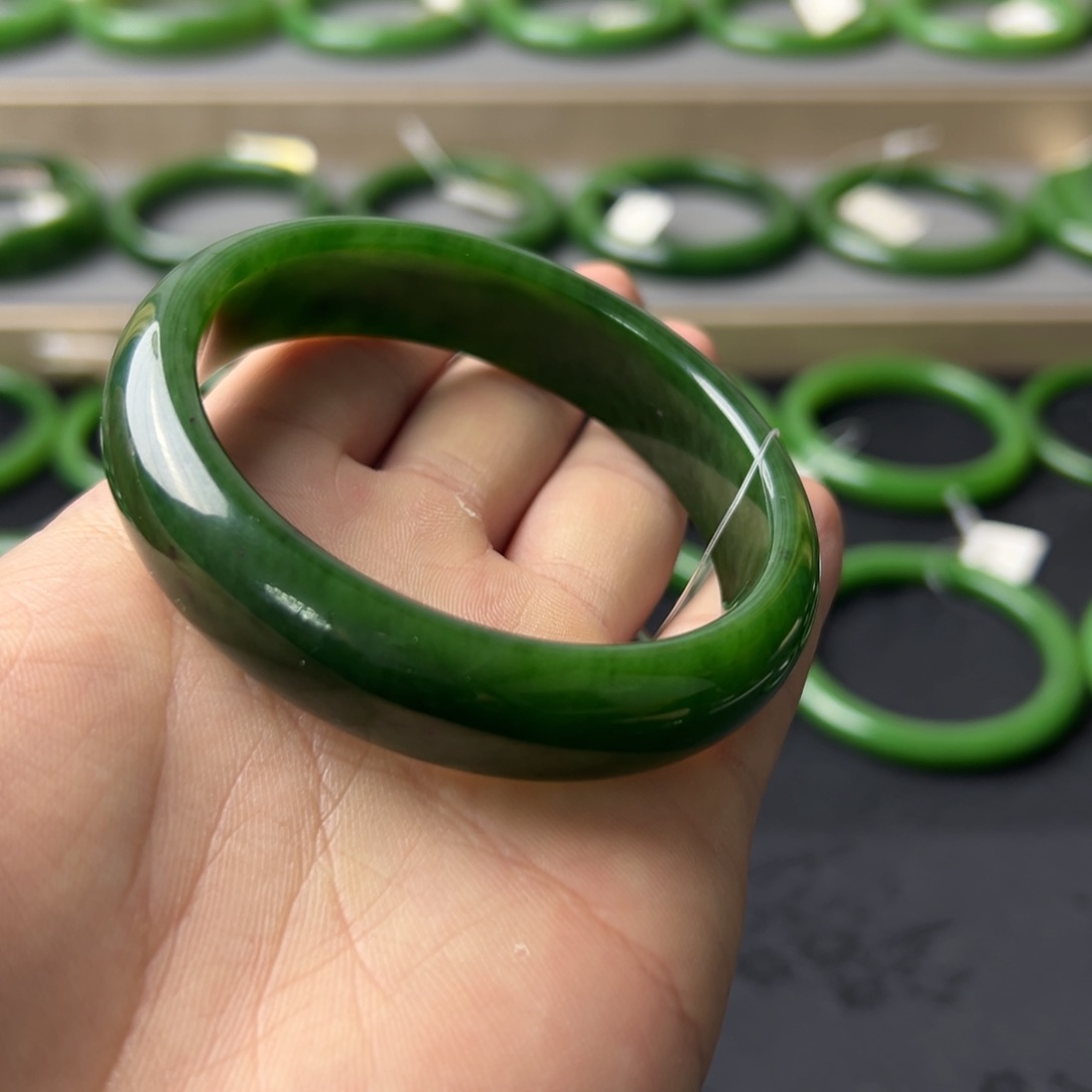 和田玉（碧玉）手镯未镶嵌黄**糖