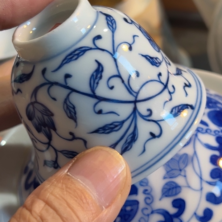 手绘缠枝莲金品陶