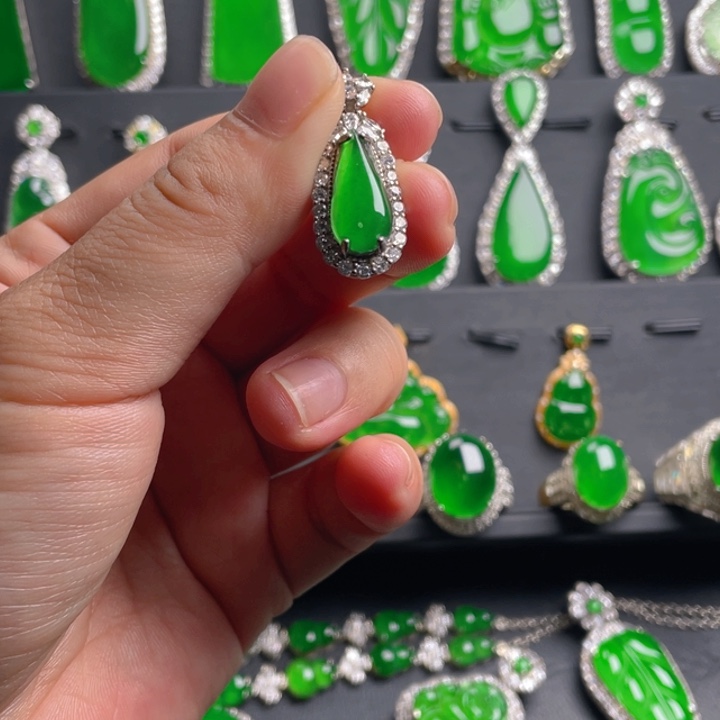 翡翠颈饰未镶嵌翡翠吊坠