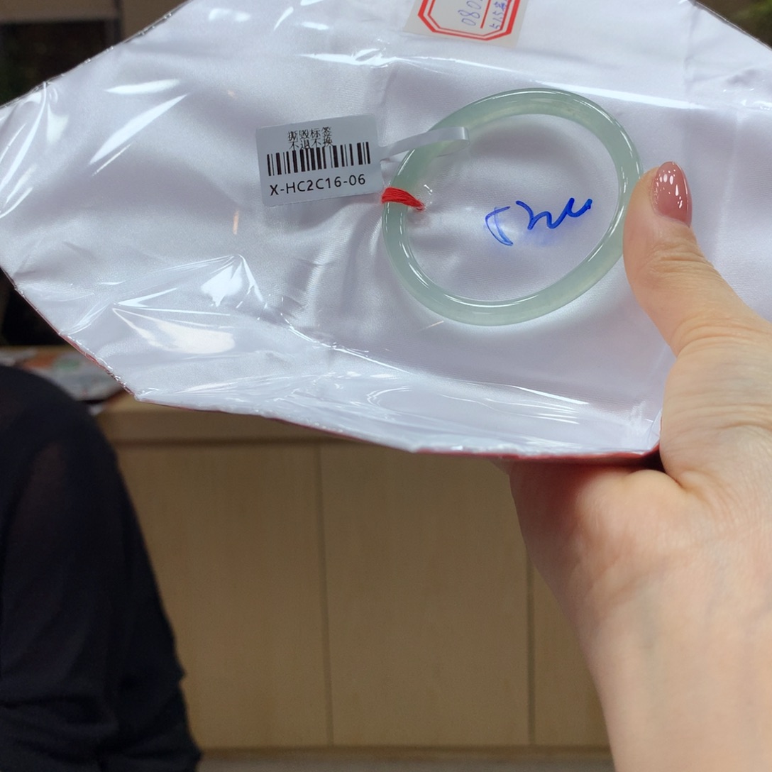 翡翠手镯未镶嵌不退不换