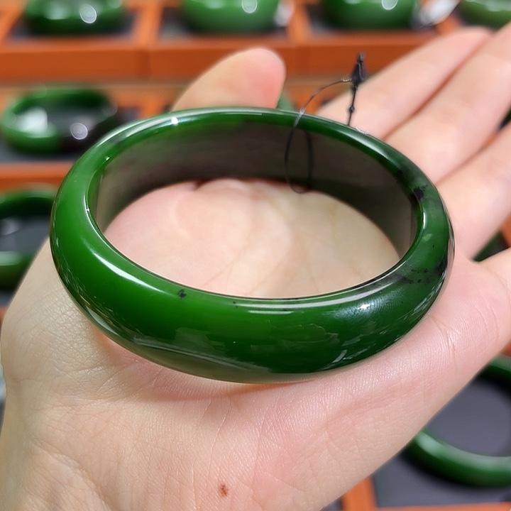和田玉（碧玉）未镶嵌手镯阳绿偏菠菜绿红皮5758