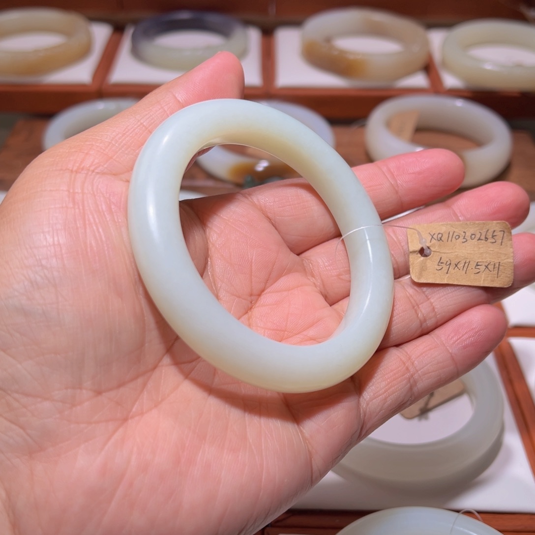 和田玉手镯未镶嵌高青白无瑕疵59mm