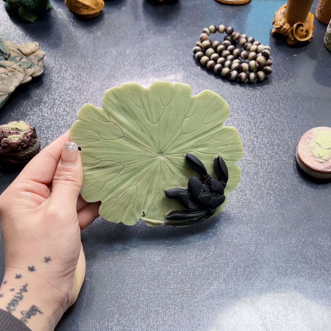 荷花壶承紫袍玉带石