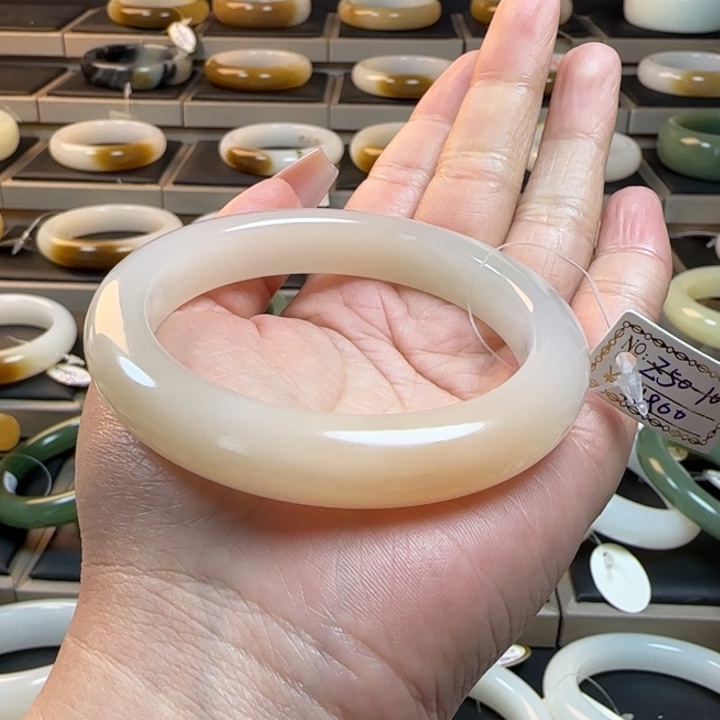 和田玉手镯未镶嵌?***姐