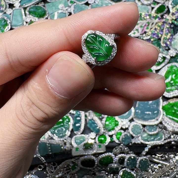 翡翠颈饰未镶嵌天然A货翡翠放漏