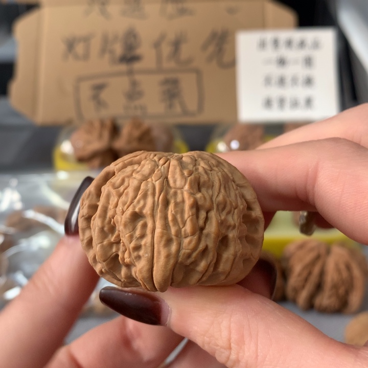 问***林吊坠文玩核桃异形单只，有瑕疵